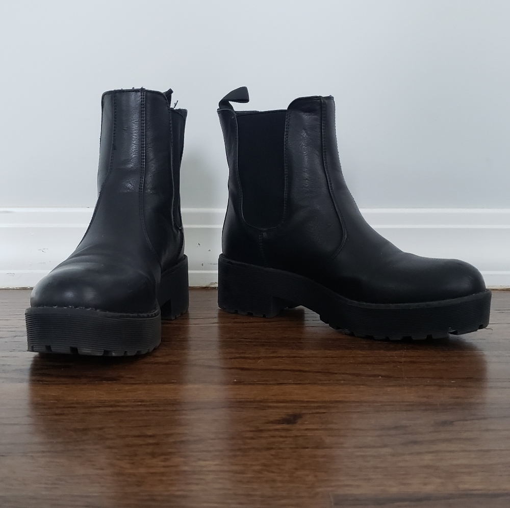 Women's Black Chelsea Boots